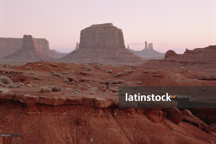 Cerros y dunas de arena al atardecer, Monument Valley Navajo Tribal Park, Arizona