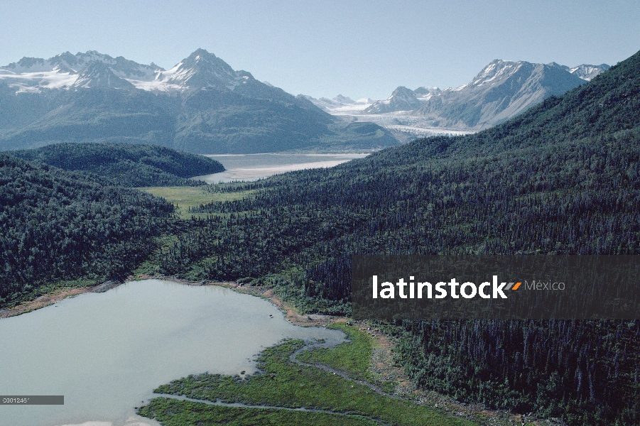 Vista aérea del Parque Nacional del lago Clark y reserva mostrando valle glaciar, lagos glaciares.