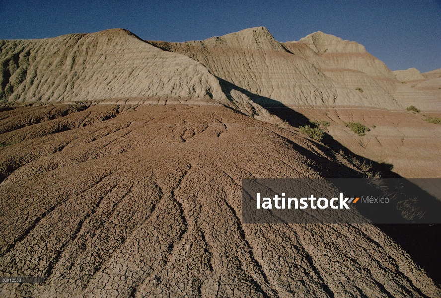 Colinas yermas, sedimentarias erosionadas por el viento y el tiempo, el Parque Nacional Badlands, Da