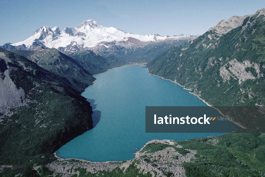 Hickerson Lake, un lago de origen glaciar en el Parque Nacional Lake Clark y Preserve, Alaska