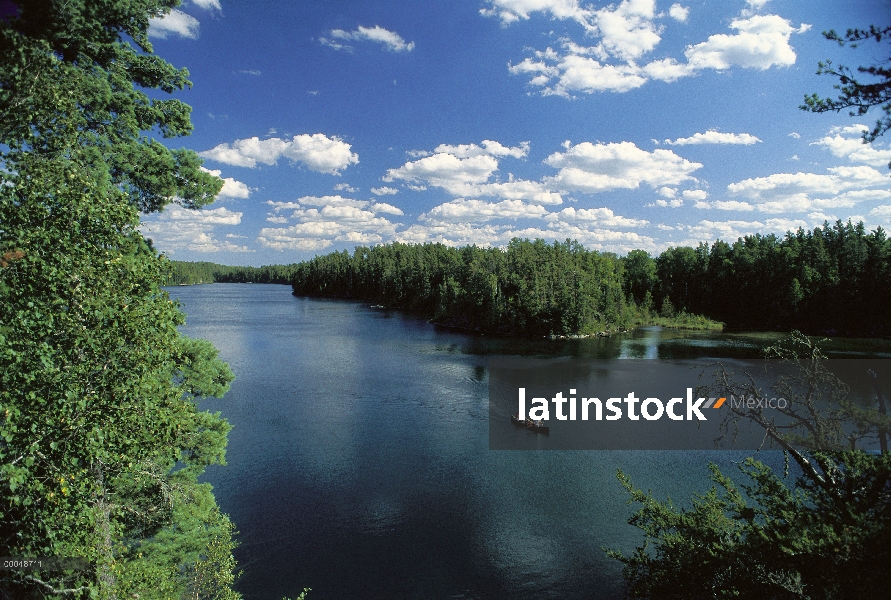 Turistas canotaje en la zona desierto, Minnesota de la canoa de límite aguas