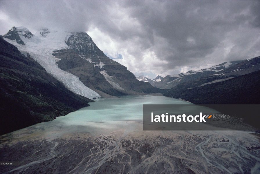 Monte Robson y lago Berg, Mount Robson Provincial Park, cerca de Parque Nacional Jasper, montañas Ro