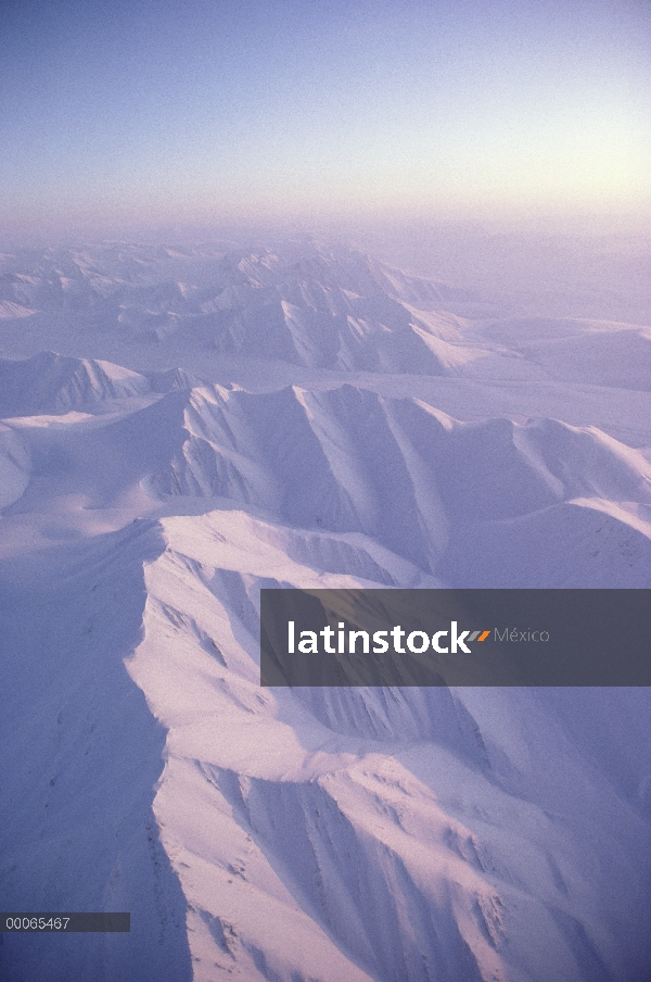 Nieve y el hielo cubren de gama de la montaña, Ártico