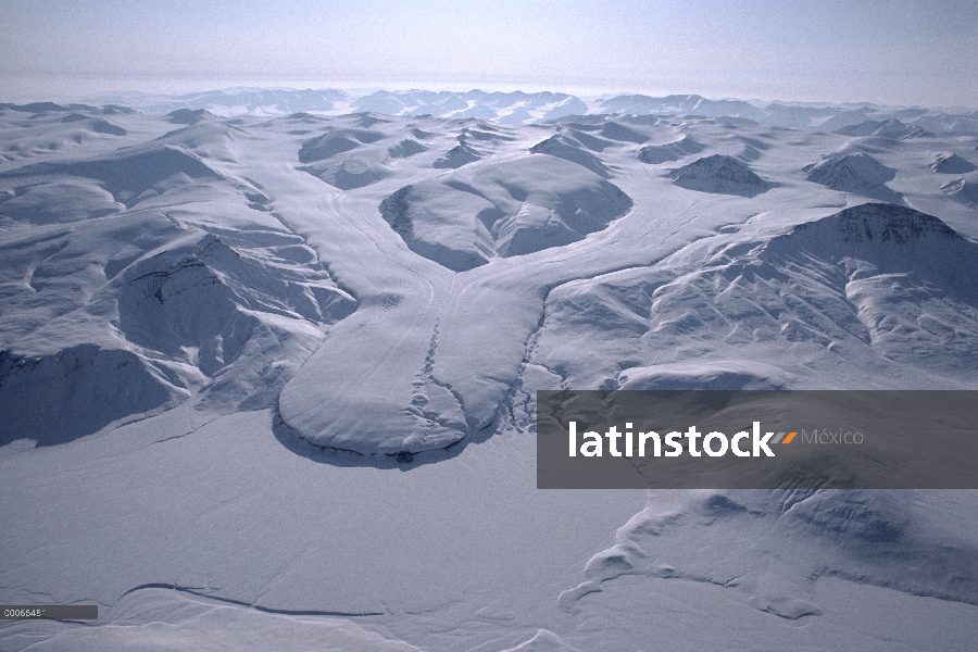 Convergentes del glaciar y la nieve cubrieron la montaña, isla de Ellesmere, Nunavut, Canadá