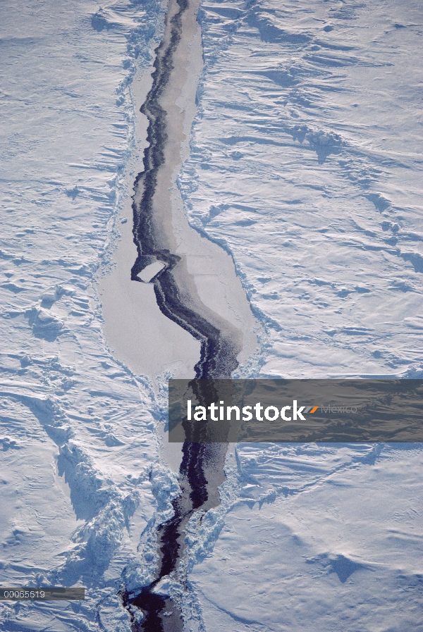 Vista aérea de presión crestas y plomo en Ártico hielo, Océano Ártico,