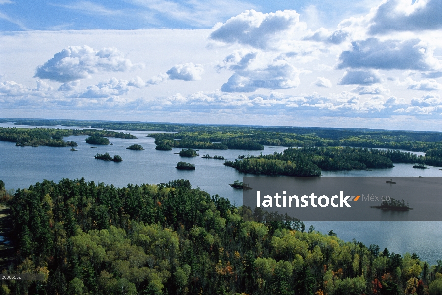 Vista aérea de norte bosques y lagos que se enclavija de la Minnesota Northwoods Quetico islas, lími