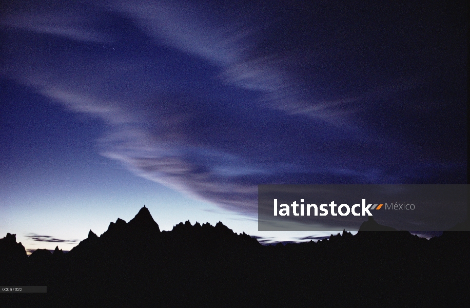 Nubes rodando en toda la gama de la montaña en el crepúsculo, el Parque Nacional Badlands, Dakota de