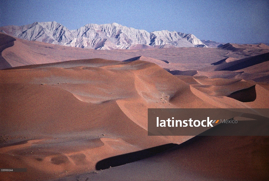 Dunas de arena y montañas, desierto de Namib, Namibia