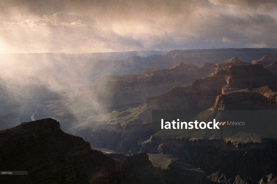 Puesta de sol y nubes en el Parque Nacional Gran Cañón, Arizona