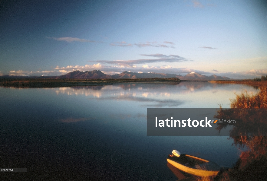 Barco en el río Kobuk, Alaska