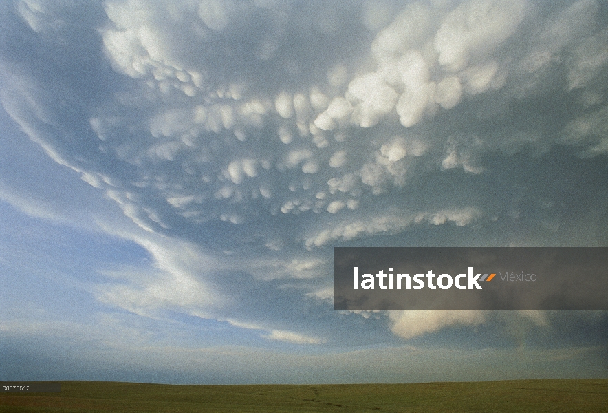 Pradera bajo amenaza nubes de trueno, Dakota del sur