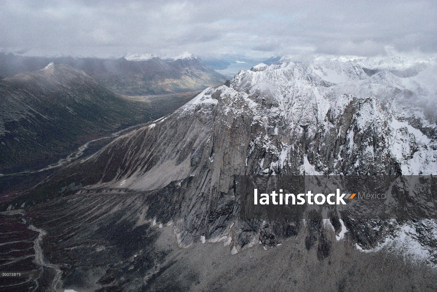 Picos nevados y valle glaciar, Alaska