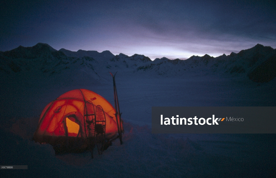 Tienda con esquís y raquetas de nieve en el glaciar de Ruth, Parque Nacional de Denali y Preserve, A