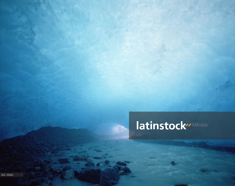 Vista interior del hielo de la cueva, Alaska