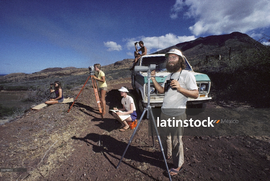 Investigadores de la ballena jorobada (Megaptera novaeangliae) Jim y Mary Bird con Karen Miller scou