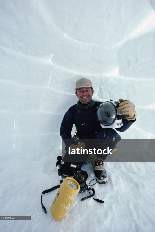 Retrato del fotógrafo de Flip Nicklin con cámara dentro de iglú