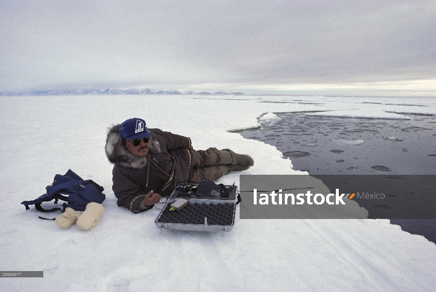 Investigador de Inuit usando hidrófonos para grabar vocalizaciones de narval (Monodon monoceros) baj