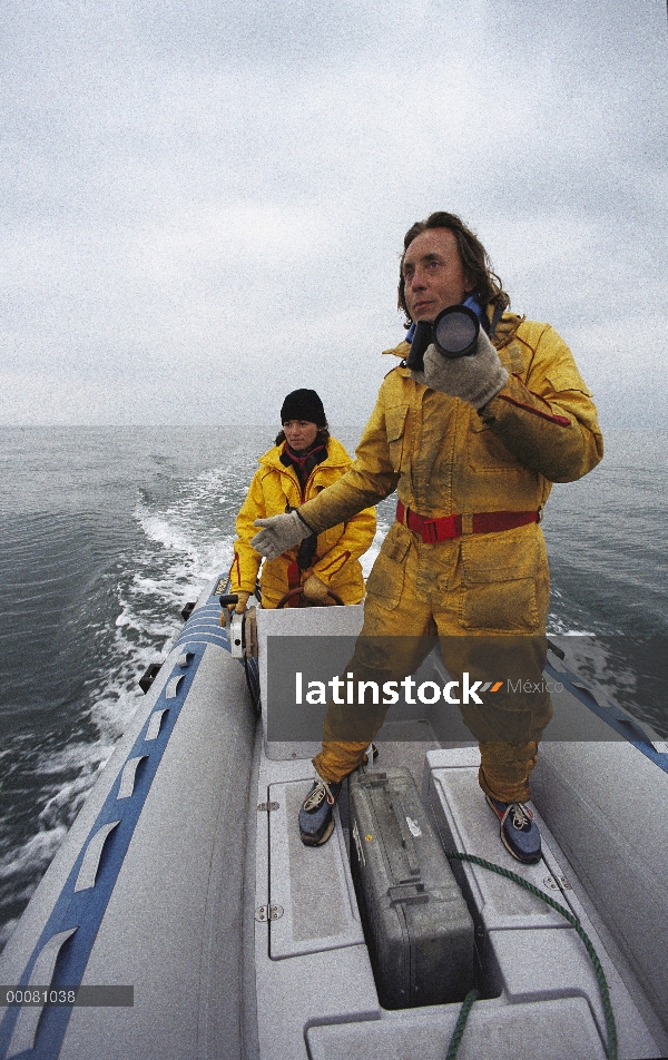 Azul los investigadores de la ballena (Balaenoptera musculus) Richard Sears y Martine Barube persegu