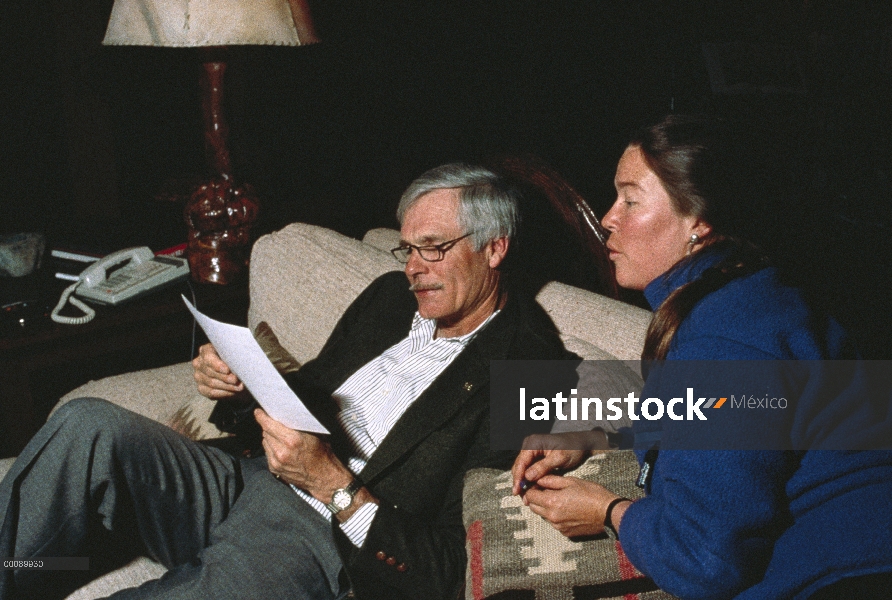 Renee Askins, fundador del fondo de lobo, hablando con Ted Turner sobre su objetivo de volver a lobo