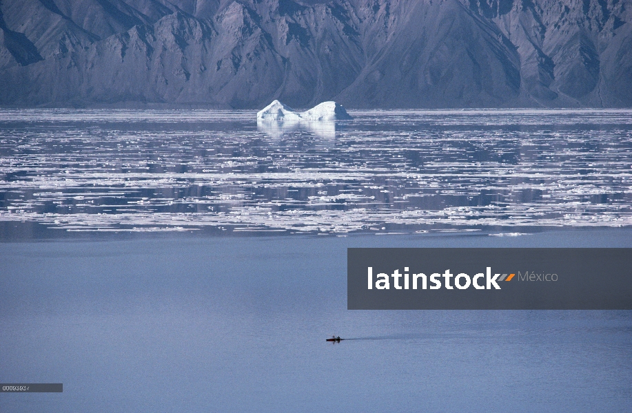 Kayakistas, entrada de la laguna, isla de Baffin, Canadá nordestal del Inuit