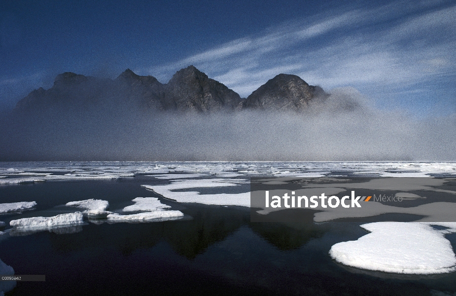 Témpanos de hielo en la entrada de la laguna, isla de Baffin, Canadá nordestal