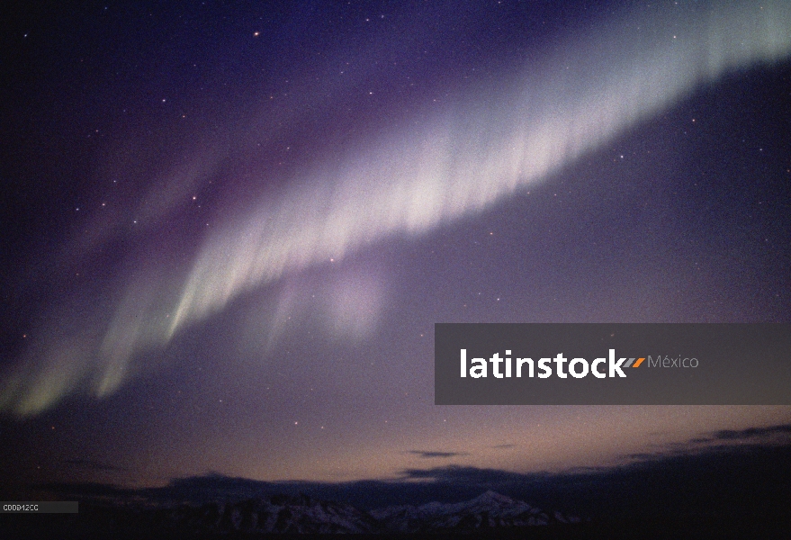 Aurora Boreal sobre la gama de la montaña, Alaska