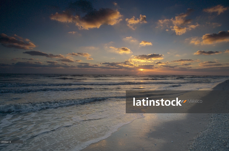 Puesta de sol sobre la playa de la isla de Sanibel, Florida