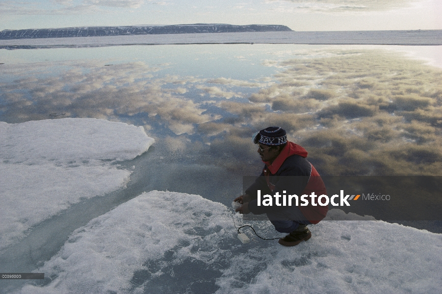 Andrew Taqtu escuchar ballenas, entrada del Almirantazgo, isla de Baffin, Canadá