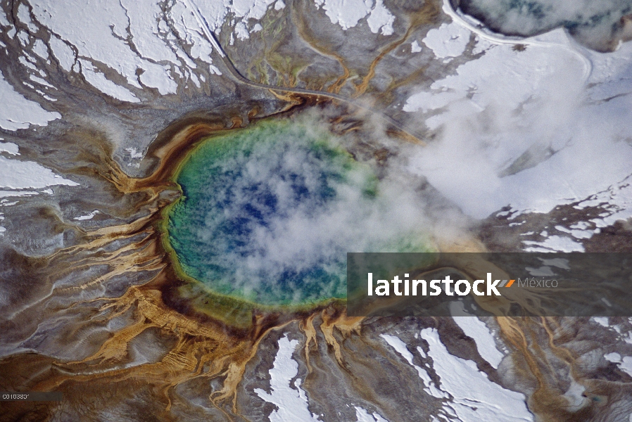 Vista aérea de la gran piscina prismático, Parque Nacional de Yellowstone, Wyoming