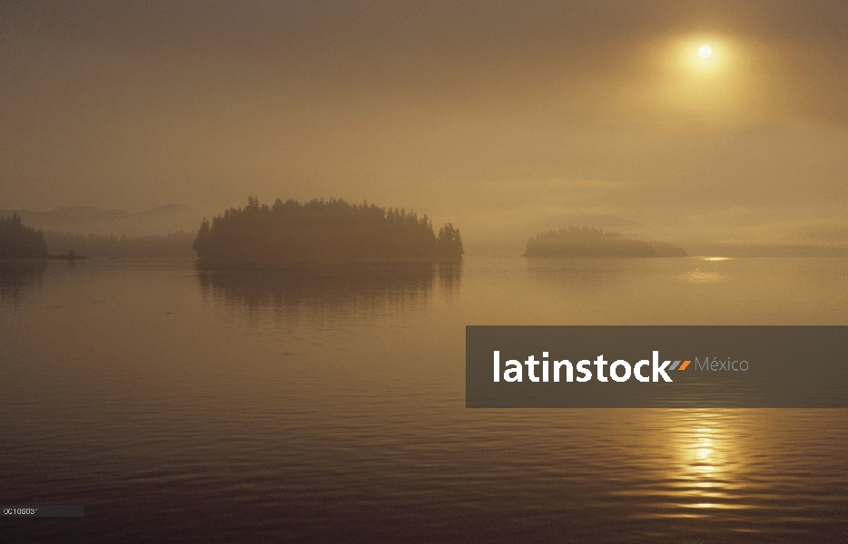 Puesta de sol sobre la bahía de niebla, sureste de Alaska