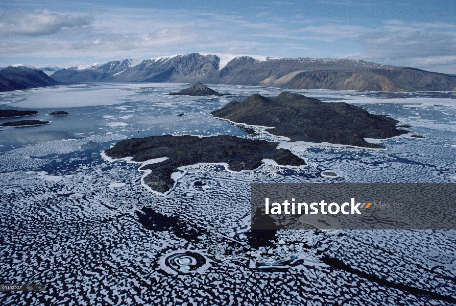 Hielo de témpanos que rodean islas y cumbres nevadas, isla de Ellesmere, Nunavut, Canadá