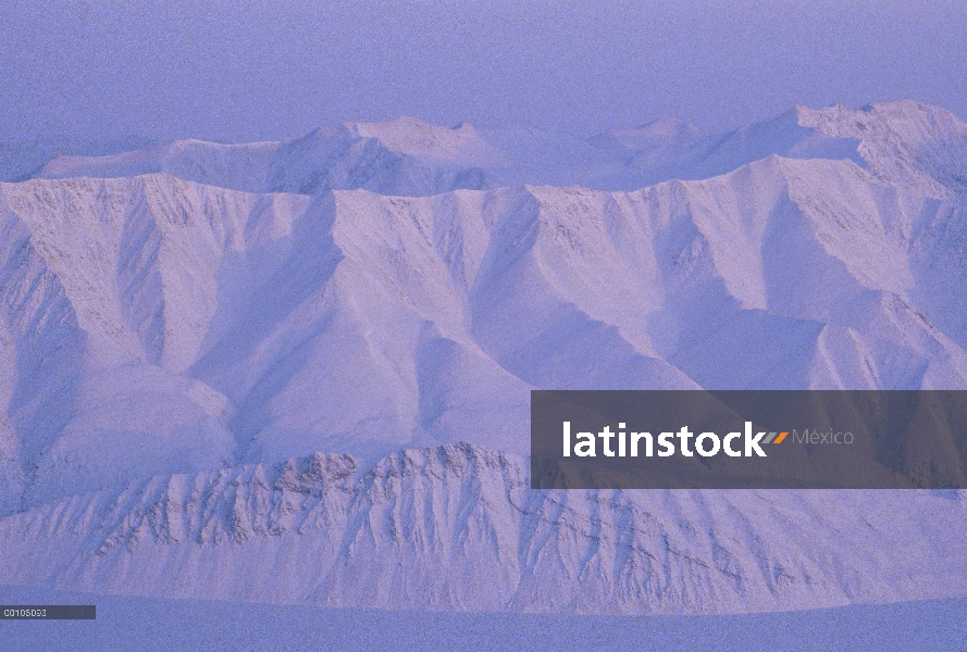 Nieve cubre las montañas, isla de Ellesmere, Nunavut, Canadá