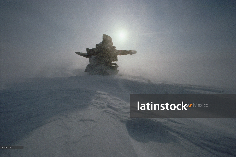 Monumento de Inuit cerca de Resolute, en Nunavut, Canadá