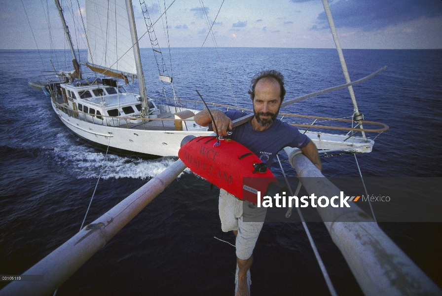 Cachalote (Physeter catodon) investigador Ian Kerr con cámara en el barco, Dominica