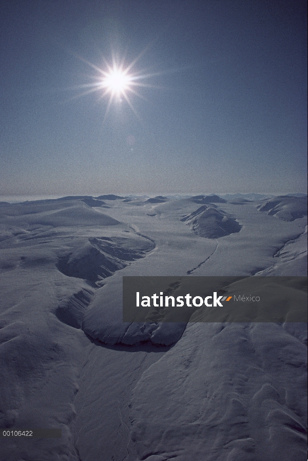 Sol que brilla sobre glaciar, isla de Ellesmere, Nunavut, Canadá