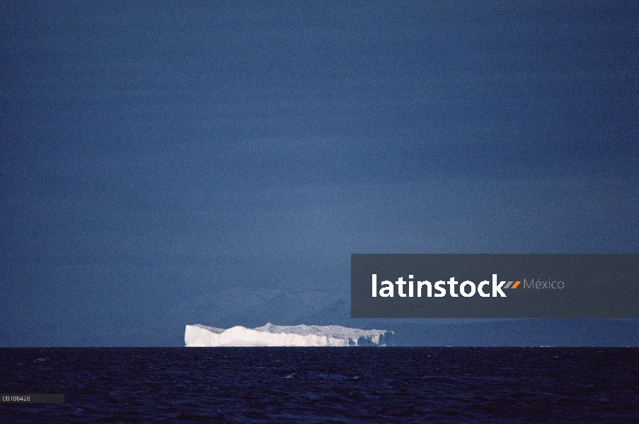 Iceberg solitario en océano, isla de Ellesmere, Nunavut, Canadá