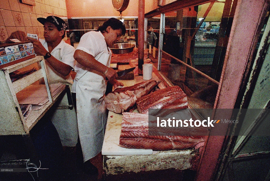 Carne de tiburón a la venta en la carnicería, San José, Costa Rica