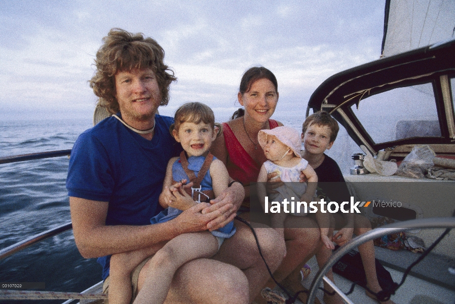 Investigador de la ballena Hal Whitehead y familia, en un viaje de investigación a las Islas Galápag