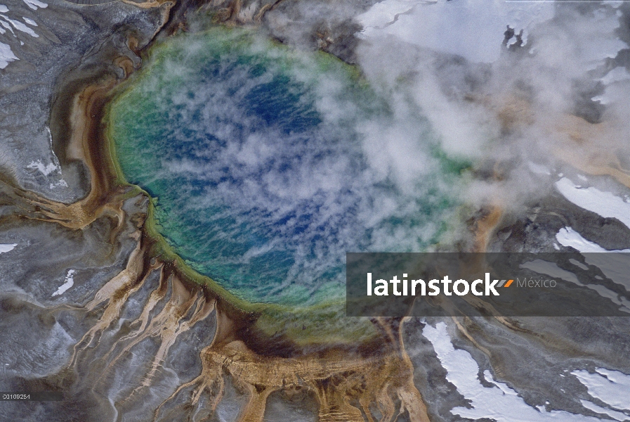 Vista aérea de la gran piscina prismático, Parque Nacional de Yellowstone, Wyoming