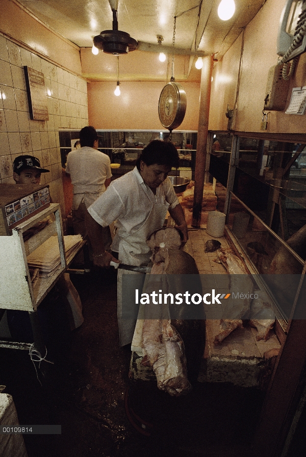 Carne de tiburón de corte de hombre en el mercado de pescado, de Costa Rica