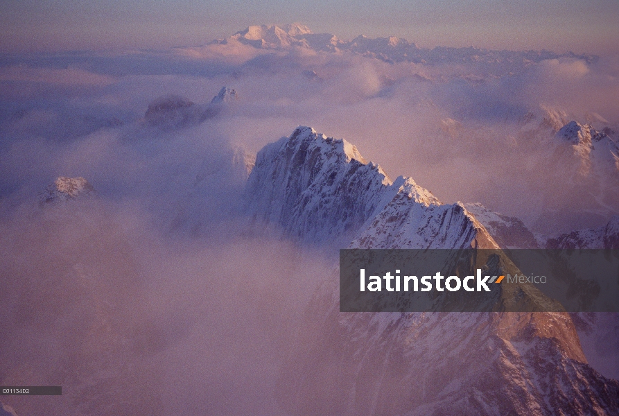 Cumbres nevadas de la Cordillera de Alaska con Mt Denali de fondo, Alaska