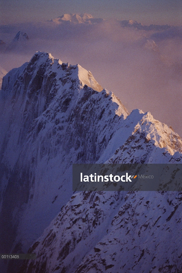 Cumbres nevadas de la Cordillera de Alaska con Mt Denali de fondo, Alaska