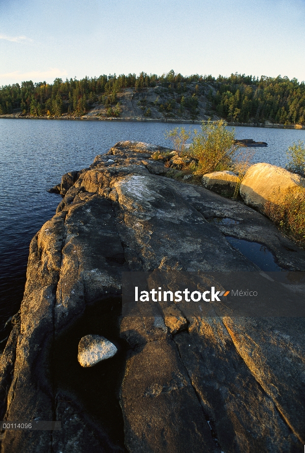 Granito de afloramiento en límite aguas canoa zona desierto, Northwoods, Minnesota