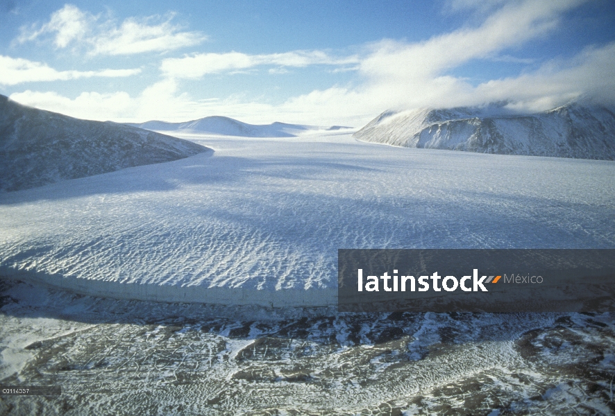 El glaciar antártico costa frente al mar de Ross, Antártida