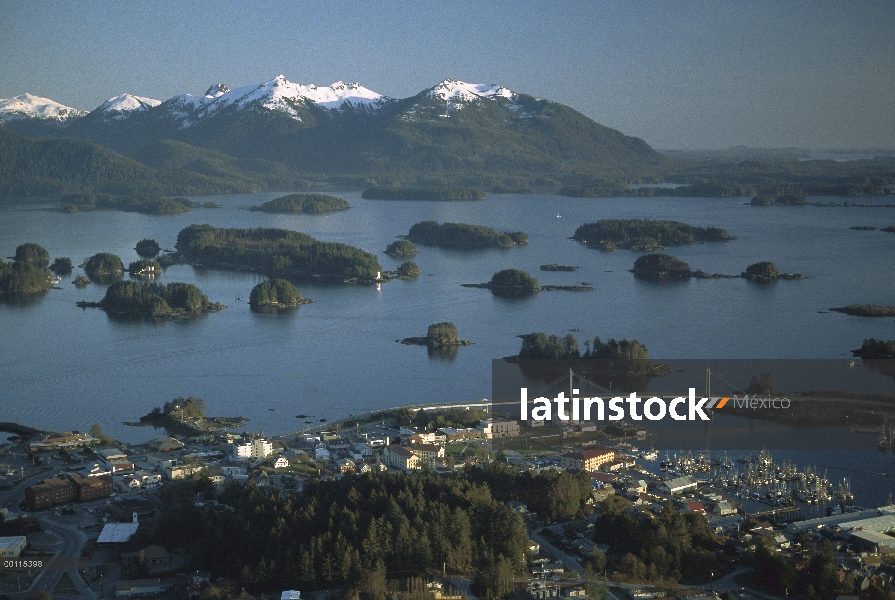 Vista aérea mostrando Piceas de Sitka cubierta islas, centro de la ciudad y el puente o ' Connell, A