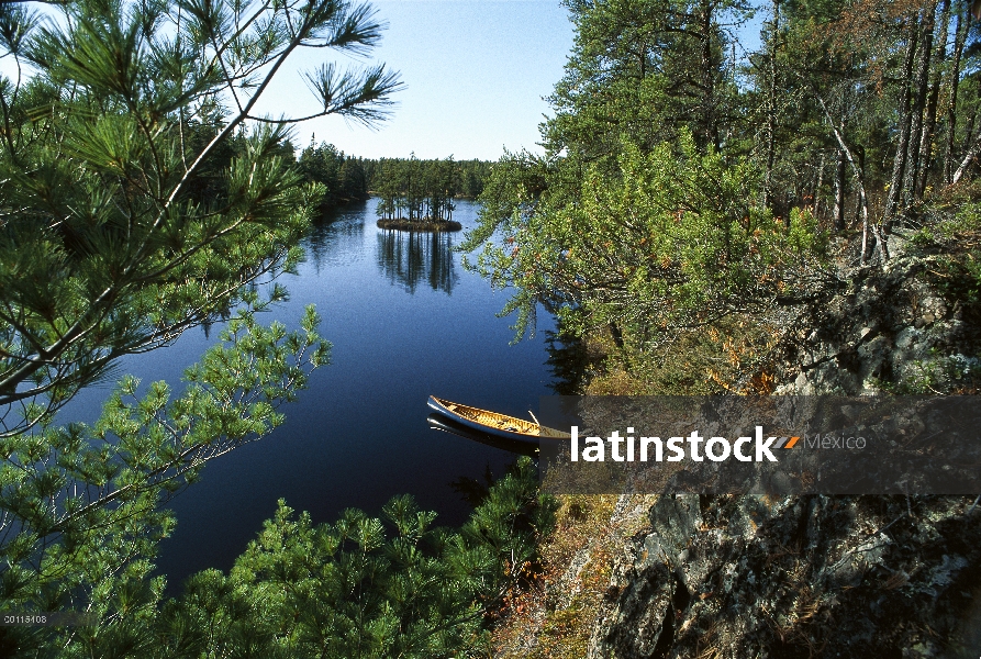 Canoa atado para arriba en Minnesota de borde, límite aguas canoa zona desierto, lago