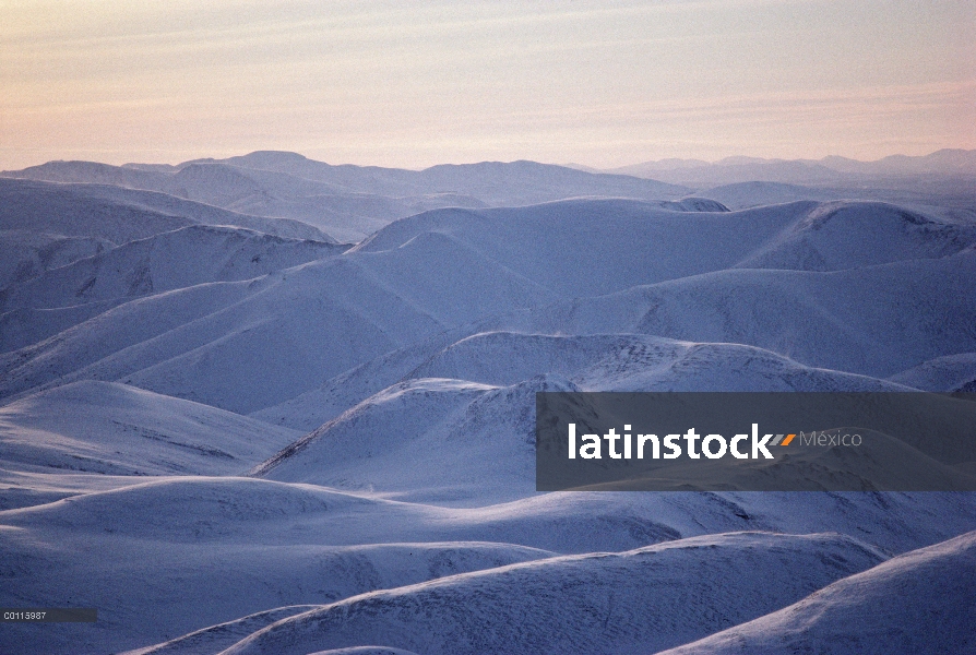 Montañas cubren de nieve, Ártico