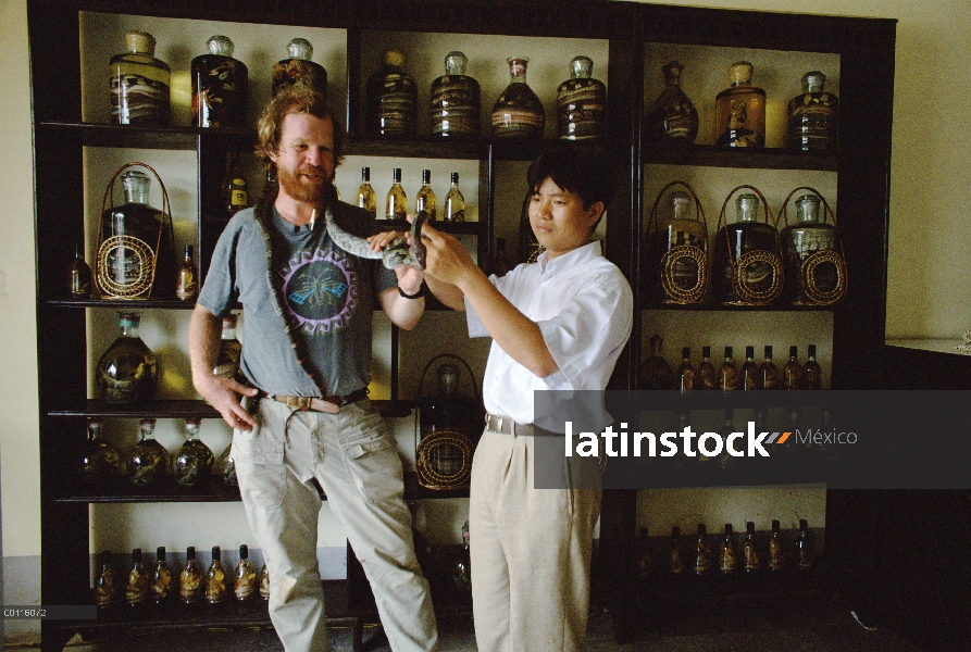 Titular Mark Moffett y tienda con una serpiente viva en almacén de especialidad venta de vino de ser