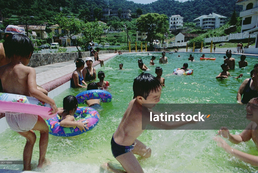 Los turistas de las ciudades vienen a Tam Dao para los fines de semana y festivos, niños jugando en 