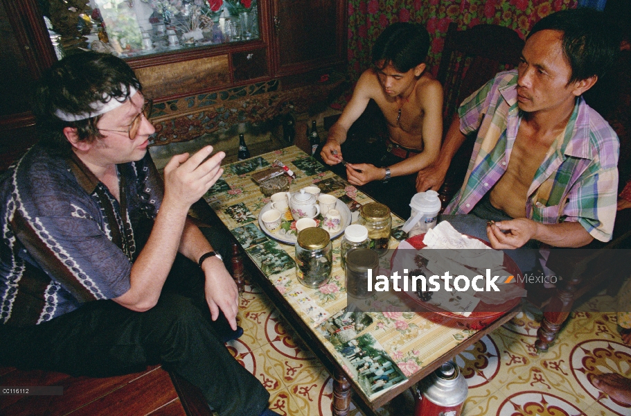 Comerciante de animales local con un comprador alemán snake, Parque Nacional de Tam Dao, Vietnam